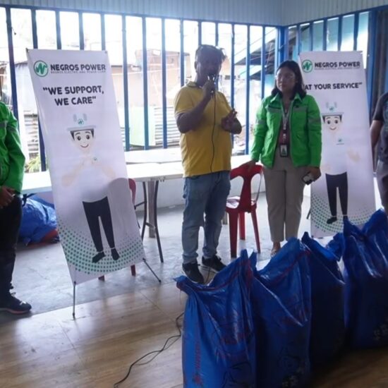 Nakabaton sang ayuda halin sa Negros Power ang mga pamilya nga nasunugan sa Brgy. 2 syudad sang Bacolod