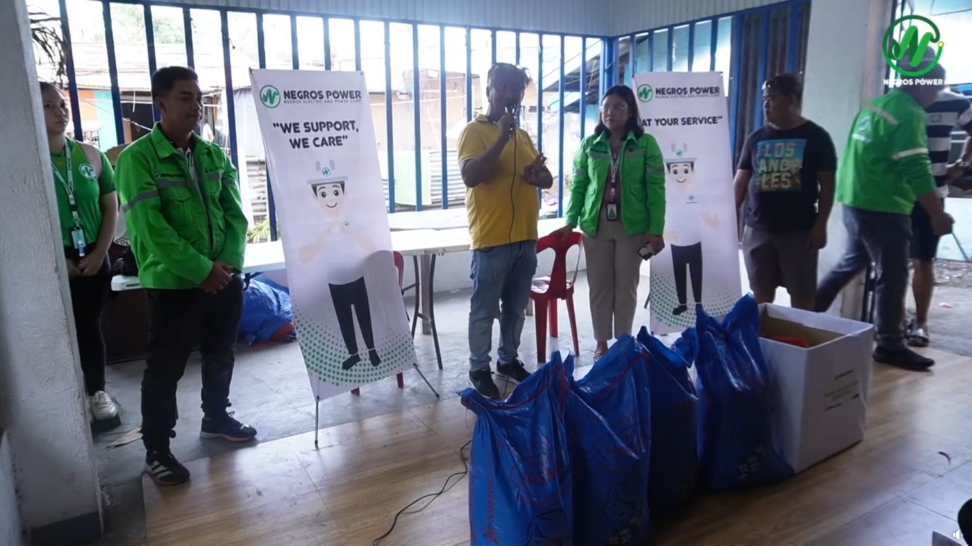 Nakabaton sang ayuda halin sa Negros Power ang mga pamilya nga nasunugan sa Brgy. 2 syudad sang Bacolod